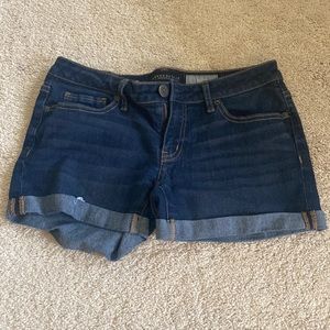 Aeropostale Jean Shorts. Size 2. Midi. Dark wash.